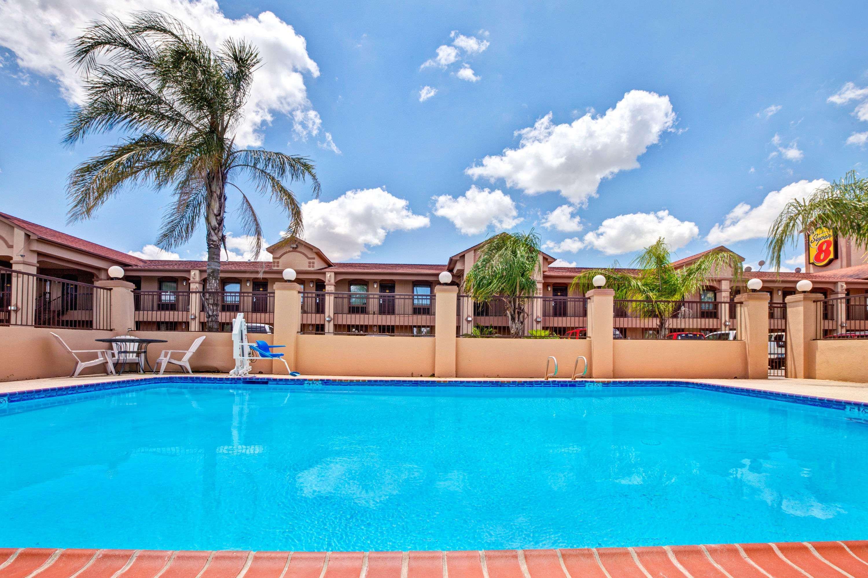 Super 8 By Wyndham Mont Belvieu - Baytown East Hotel Buitenkant foto
