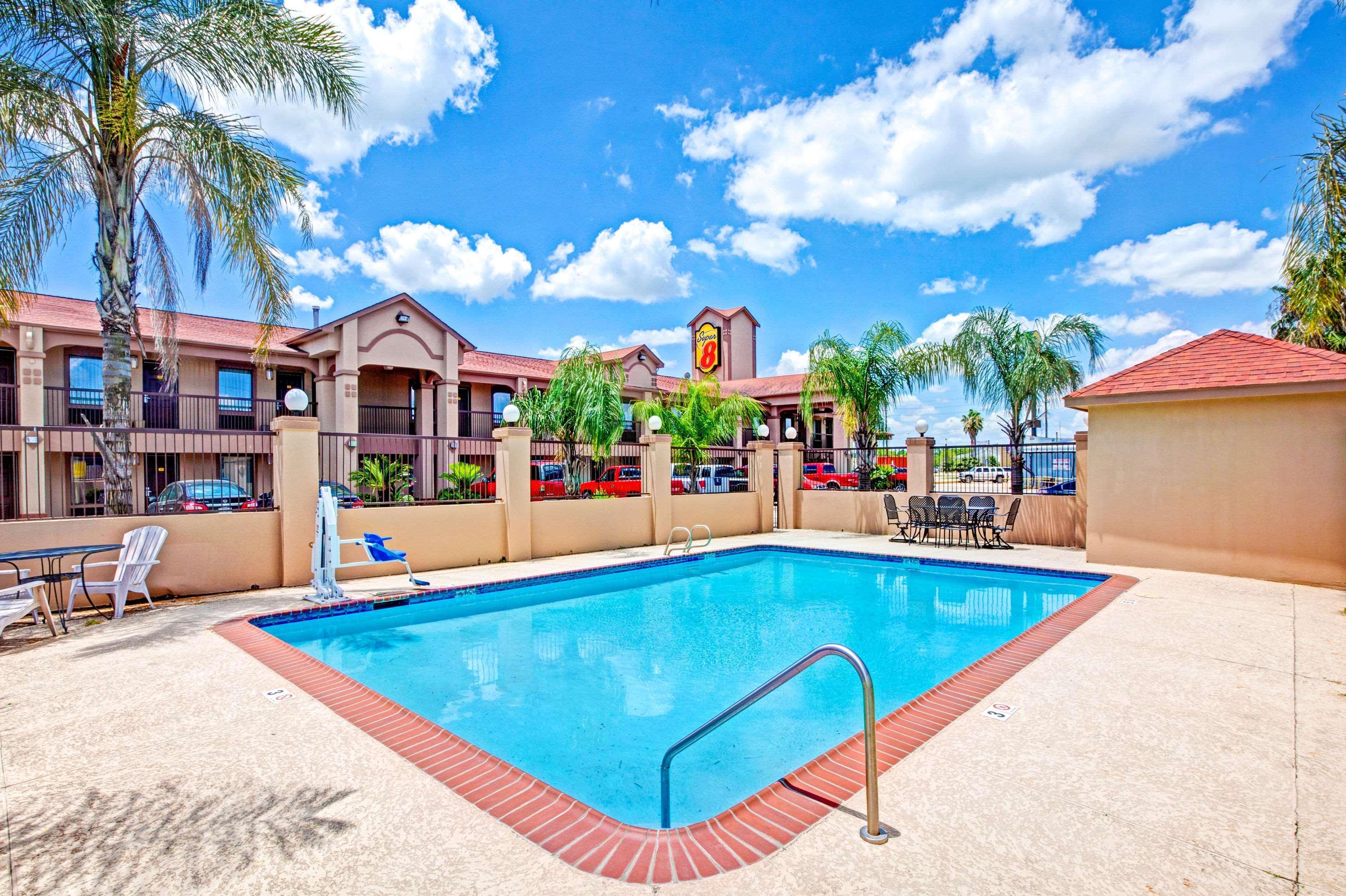 Super 8 By Wyndham Mont Belvieu - Baytown East Hotel Buitenkant foto