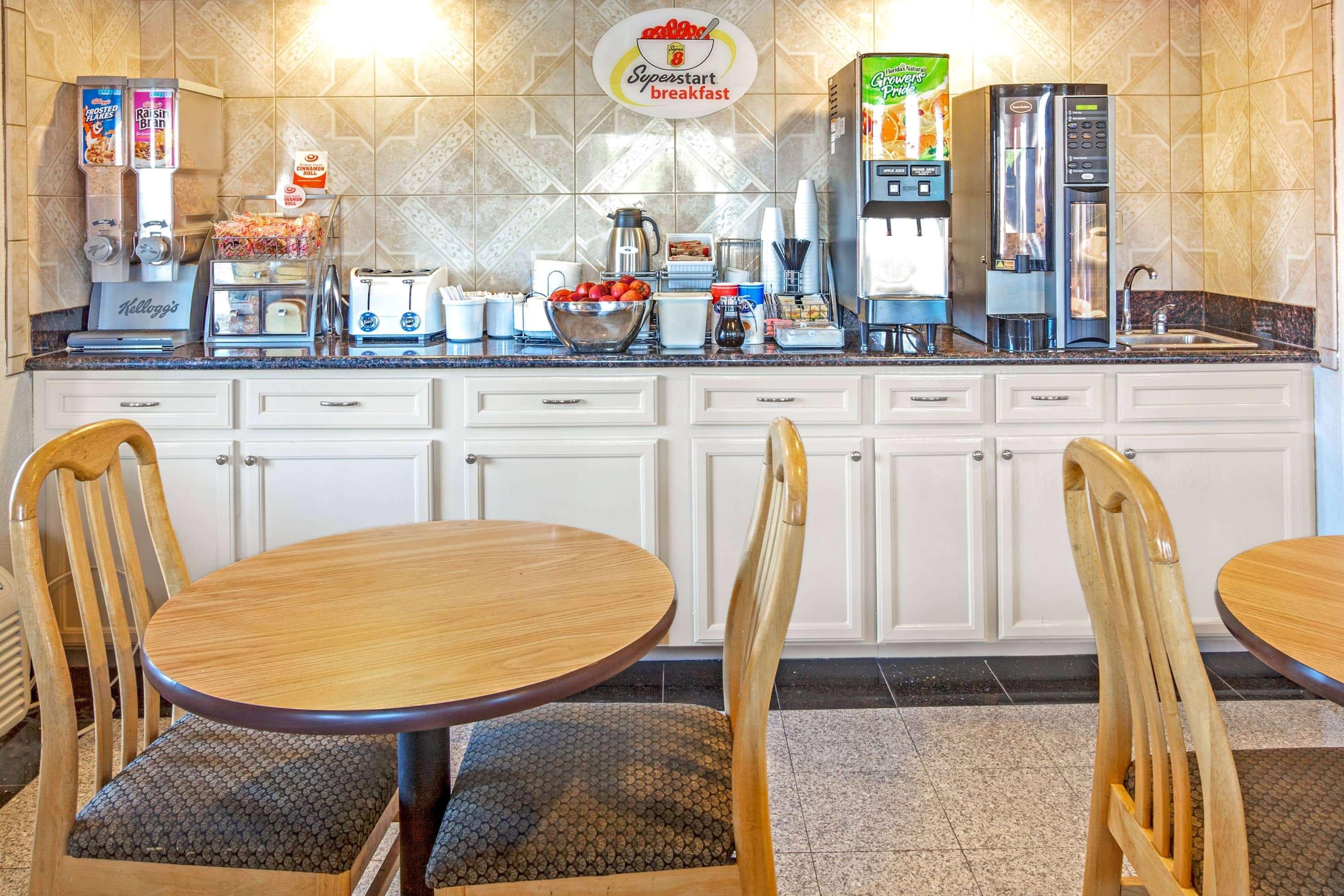 Super 8 By Wyndham Mont Belvieu - Baytown East Hotel Buitenkant foto