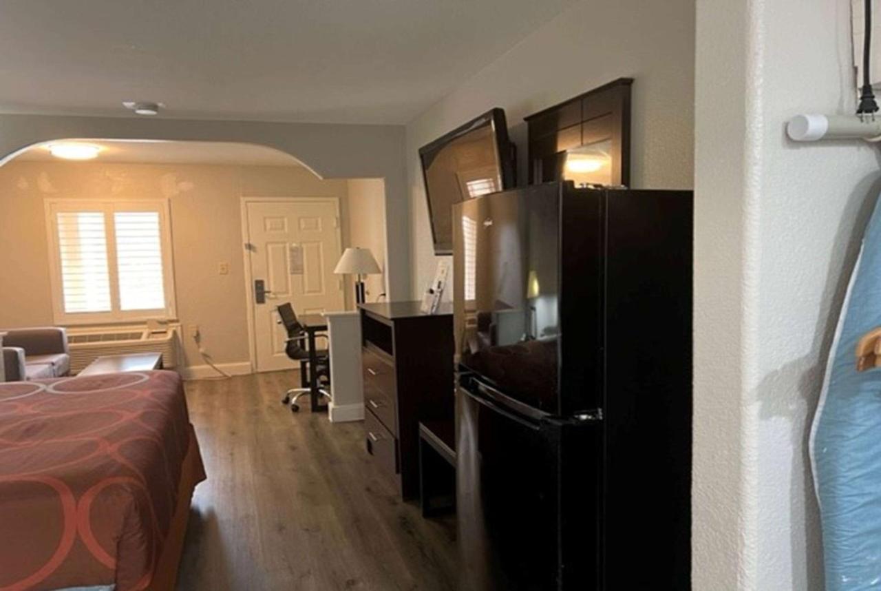 Super 8 By Wyndham Mont Belvieu - Baytown East Hotel Buitenkant foto