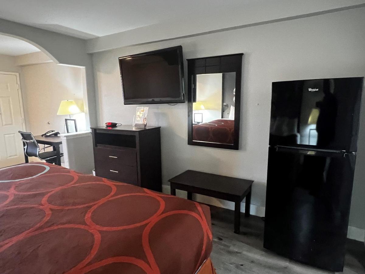 Super 8 By Wyndham Mont Belvieu - Baytown East Hotel Buitenkant foto