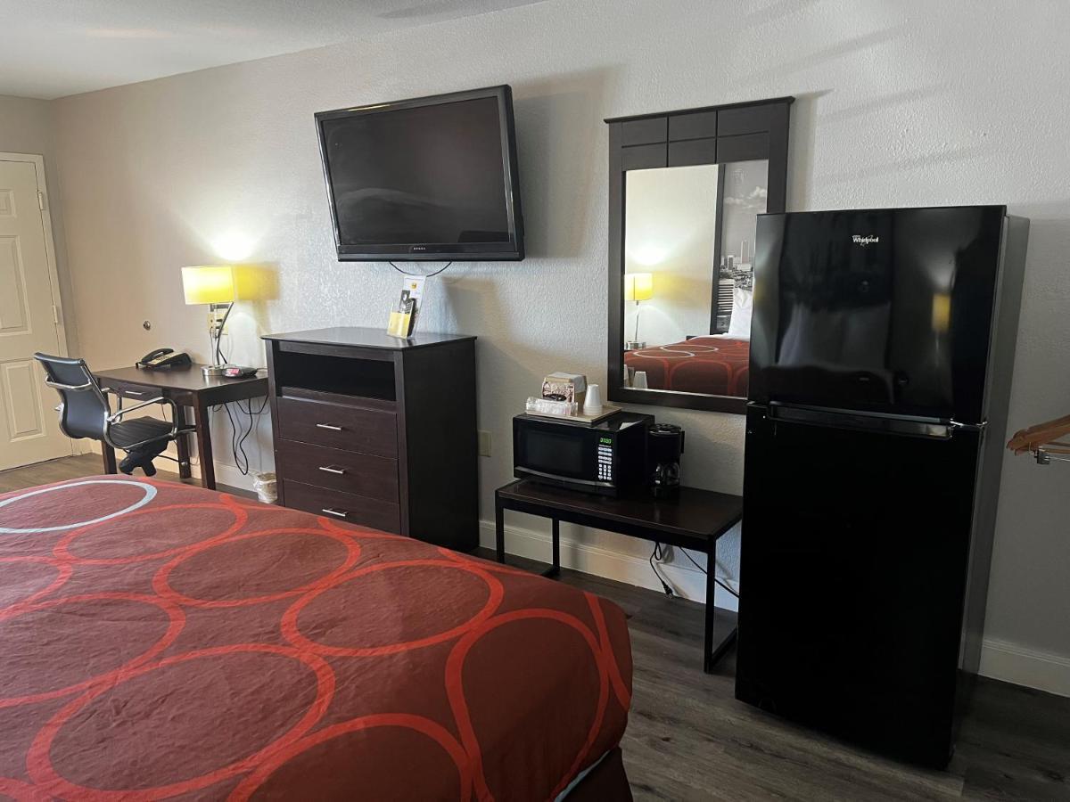 Super 8 By Wyndham Mont Belvieu - Baytown East Hotel Buitenkant foto