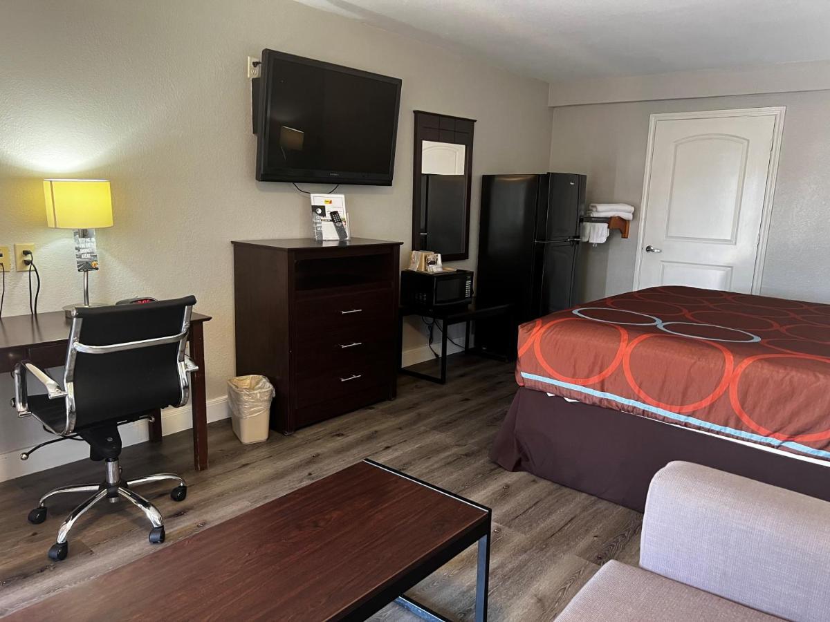 Super 8 By Wyndham Mont Belvieu - Baytown East Hotel Buitenkant foto