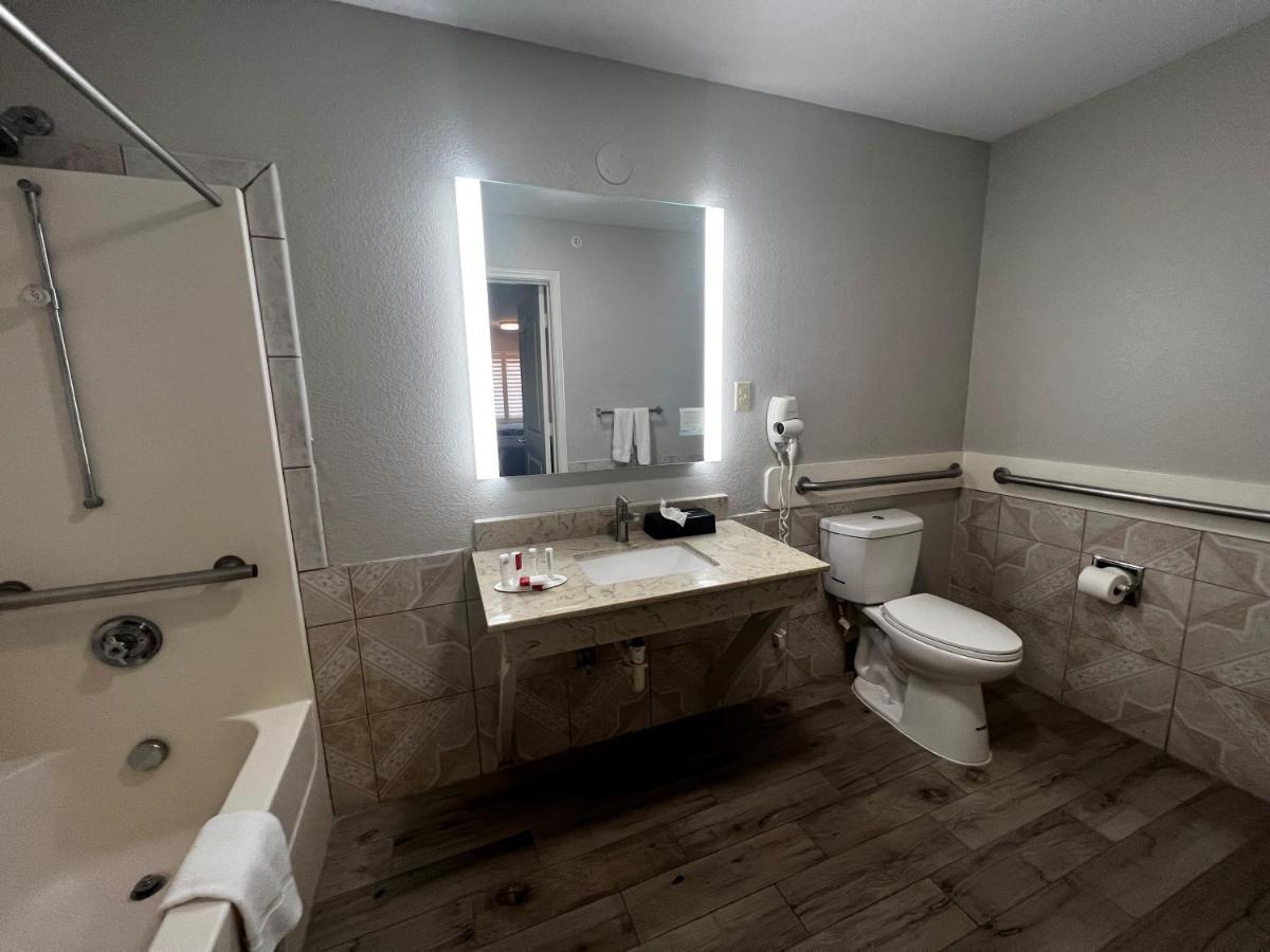 Super 8 By Wyndham Mont Belvieu - Baytown East Hotel Buitenkant foto