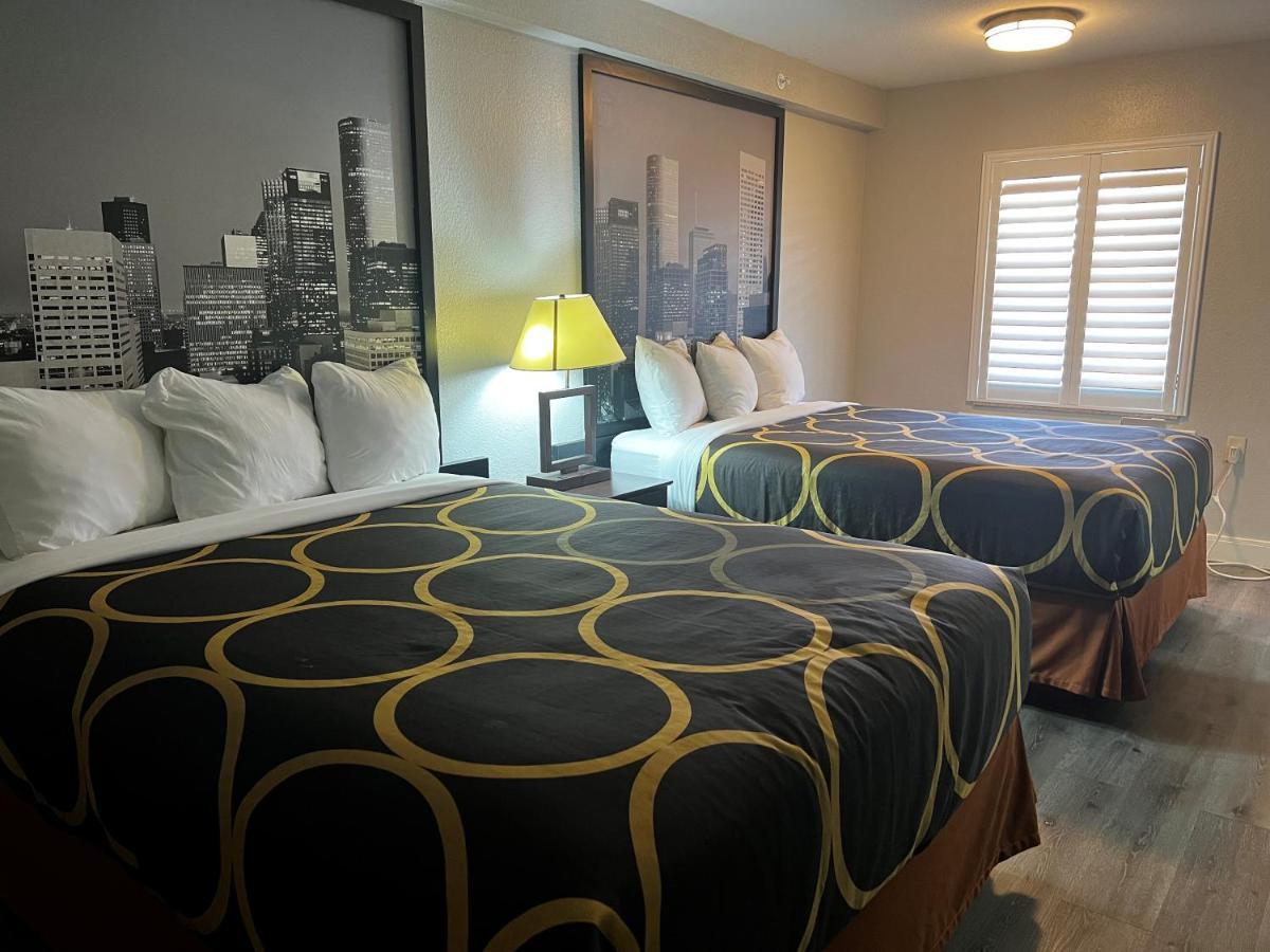 Super 8 By Wyndham Mont Belvieu - Baytown East Hotel Buitenkant foto