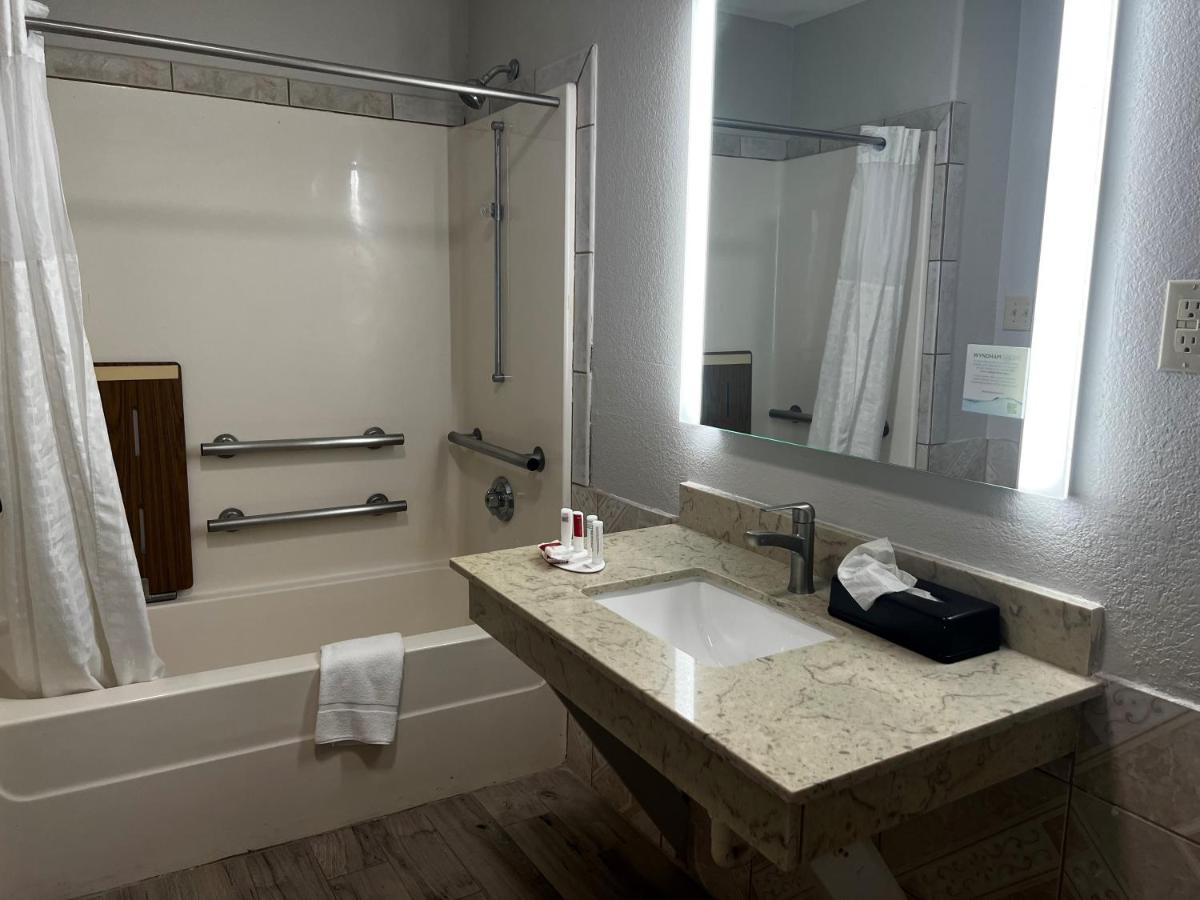 Super 8 By Wyndham Mont Belvieu - Baytown East Hotel Buitenkant foto