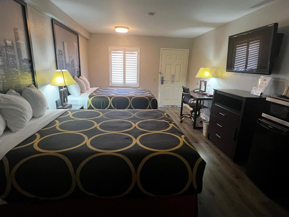 Super 8 By Wyndham Mont Belvieu - Baytown East Hotel Buitenkant foto