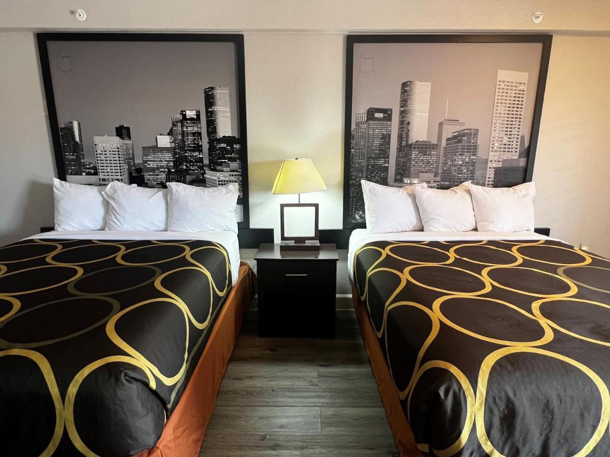Super 8 By Wyndham Mont Belvieu - Baytown East Hotel Buitenkant foto