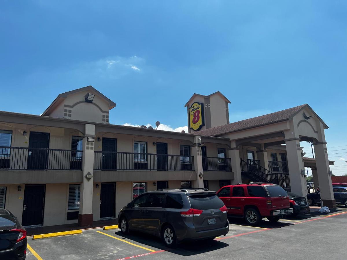 Super 8 By Wyndham Mont Belvieu - Baytown East Hotel Buitenkant foto