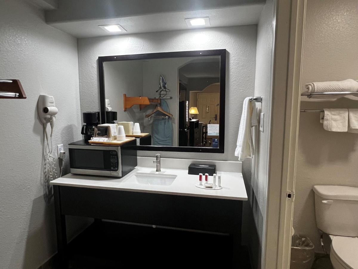 Super 8 By Wyndham Mont Belvieu - Baytown East Hotel Buitenkant foto
