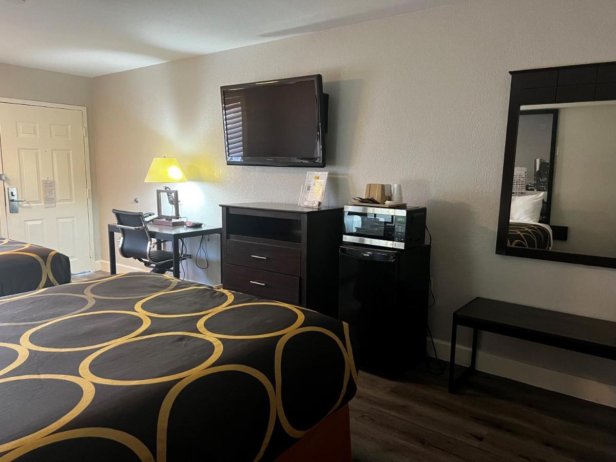 Super 8 By Wyndham Mont Belvieu - Baytown East Hotel Buitenkant foto