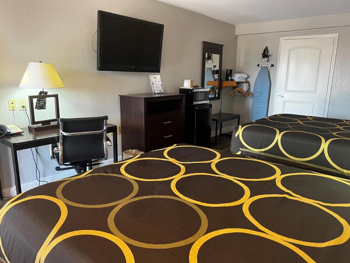 Super 8 By Wyndham Mont Belvieu - Baytown East Hotel Buitenkant foto